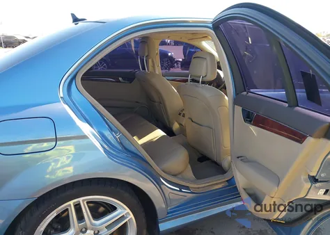 2011 Mercedes-Benz C 300 Sport z USA, uszkodzony, nr VIN WDDGF5EB8BA454469